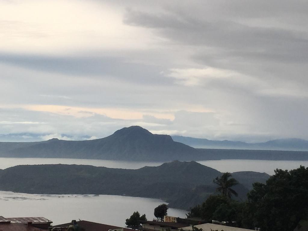 Ron'S Condo Overlooking The Lake Tagaytay City Exterior foto